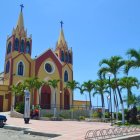 El principal lugar que llena de orgullo a los habitantes del cantón La Libertad, en la provincia de Santa Elena, es la iglesia matriz. El templo está ubicado en lo alto de un cerro, desde este lugar se divisa la inmensidad del mar de esta urbe y de las poblaciones aledañas, Santa Rosa, Salinas y Ballenita.
El sitio es estratégico y, según los escritos, aquí acudían las familias a ver las embarcaciones de los pescadores que salían a sus faenas, “se efectuaban oraciones para que Dios guíe a sus allegados en el océano y fue así como nació la idea de construir la iglesia”, dijo el educador de Historia y Geografía, Carlos Vera Chamaidán.
Vera Chamaidán manifestó que de acuerdo con las investigaciones, fue a mediados del siglo XIX que los primeros habitantes de la población La Agujereada, hoy llamada La Libertad, construyeron la primera iglesia.
“No solamente se efectuaban los ritos de fe, también era el sitio en donde se daban las reuniones para tomar decisiones importantes para el desarrollo del pueblo. La iglesia fue clave en hechos trascendentales e históricos de la hoy ciudad de La Libertad”, señaló el catedrático.
En 1941 esta iglesia pasó oficialmente a la orden de sacerdotes Franciscanos del Ecuador. En julio de ese mismo año, La Libertad fue elevada a parroquia eclesiástica y su iglesia, que era de madera y caña, se la denominó iglesia matriz por ser la única de la población.
Rápidamente, el templo se constituyó en el más visitado de la Península y en la que cientos de niños y adolescentes preferían efectuar su primera comunión o confirmación; los bautizos se realizaban en cada fiesta religiosa.
Según el relato del sacerdote Luis Ernesto Echeverría, uno de los conocedores de la historia de este hermoso templo, el 28 de mayo de 1978 monseñor Bernardino Echeverría, arzobispo de la ciudad de Guayaquil, declaró a la iglesia como Santuario de Nuestra Señora de la Esperanza, patrona de la Península y reina del cantón La Libertad.
La imagen de la Virgen de la Esperanza fue entronizada canónicamente y de modo oficial el 2 de octubre de 1977. Las fiestas de la Virgen de la Esperanza se celebran en La Libertad el 15 de agosto de cada año.
En el templo también se venera a San Antonio de Padua, Sagrado Corazón de Jesús, Virgen de Fátima y Virgen de Guadalupe; en el santuario se tiene un lugar especial de oración para los Viernes Santo, denominado ‘El sepulcro de Jesús’.
El lugar es uno de los principales santuarios que tiene esta provincia, es considerado ícono turístico de la urbe y las efigies que posee datan del siglo XVII, por lo que en la década de los 70 se le declaró patrimonio cultural.
“Este lugar es hermoso, es el único de la Península en donde se encuentran imágenes religiosas tan antiguas. Es digno de que se siga conservando. Las autoridades deberían darle más importancia para su mantenimiento y evitar se deteriore”, comentó el devoto Luis Borbor.
La iglesia matriz cuenta también con una plazoleta, desde donde se puede apreciar la belleza del malecón de la ciudad.