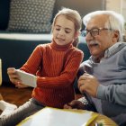 Un abuelo y su nieto aprendiendo sobre tecnología