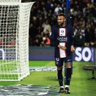 Neymar se retira de la cancha después de ser expulsado por recibir la segunda tarjeta amarilla.