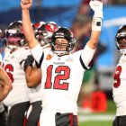 El mariscal de campo de los Tampa Bay Buccaneers, Tom Brady (12), celebra durante el último cuarto.