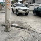 El poste carcomido está ubicado en las calles Manuel Rendón Seminarios y Ébanos.