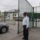 La ciudadanía vive rodeada de rejas para resguardarse del hampa.