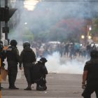 Policías y manifestantes se enfrentan durante protestas que rechazan la detención del gobernador opositor Luis Fernando Camacho, hoy en Santa Cruz (Bolivia). Protestas y enfrentamientos se registran este miércoles en la ciudad de Santa Cruz tras la detención del gobernador de esa región homónima y líder opositor, Luis Fernando Camacho, por el caso "golpe de Estado I", relacionado con la crisis política de 2019. EFE/ Juan Carlos Torrejón