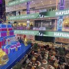 os rusos se refugian en las compras navideñas pese a los altos precios y la fuga de muchas marcas occidentales, para olvidarse por un tiempo de la campaña militar rusa en la vecina Ucrania. "En los últimos días ha crecido mucho el número de clientes, vienen por regalos para los niños", comentó a EFE Alexandr, dependiente de la red de tiendas de juguetes Mir Kúbikov que ha venido a suplantar al grupo danés Lego, que en julio pasado anunció su retirada de Rusia. Sin embargo, aunque la tienda ofrece marcas como MORK, Reobrix, LOZ, Sembo y otras de producción china o rusa, más de la mitad de la oferta sigue siendo de Lego, con la única diferencia de que los precios, que jamás fueron bajos, ahora tocan las estrellas.- EFE/Fernando Salcines.