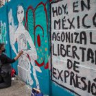 rtistas pintan un mural en contra de los asesinatos de periodistas en febrero de 2022 en Ciudad de México (México). / Isaac Esquivel