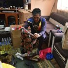 Preparativos. Carlos Utreras compró un vestido en Chillogallo para este año y utilizará una peluca color rosa para la carrera de ‘viudas y viejos’.