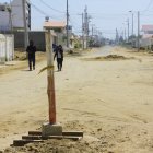 Costa de Oro. En este vecindario de Salinas, los habitantes llevan ya más de medio año viviendo con polvo. Siguen con las calles abiertas y no asfaltadas, como se prometió.