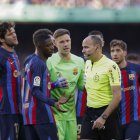 Los jugadores del Barcelona protestan la expulsión de su compañero Jordi Alba durante el partido de LaLiga Santander disputado este sábado ante el Espanyol.