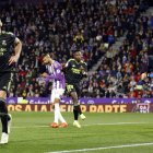 El delantero del Real Madrid Karim Benzemá (i) celebra tras marcar el primer gol ante el Valladolid-