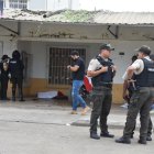 El cuerpo del atleta quedó tendido en el portal de un establecimiento de decoración de motos.