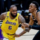 LeBron James (izquierda) encara a Onyeka Okongwu de los Atlanta Hawks.