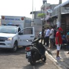 El cuerpo de la víctima mortal, una joven de 18 años, quedó sobre la vereda, recibió tres impactos de proyectil en el tórax.