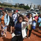 Seguidores del presidente electo de Brasil Luiz Inácio Lula da Silva, llegan hoy a un campamento en el Estadio Mane Garrincha para celebrar la posesión presidencial de Lula, en Brasília