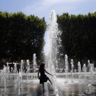 En la imagen de archivo, una persona se refresca en una fuente por el calor