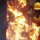 Grupo de bomberos combaten los incendio