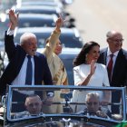 El presidente electo, Luiz Inácio Lula da Silva, junto a la primera dama, Rosángela da Silva (c), realiza un recorrido en coche hoy, previo a su investidura, en Brasilia (Brasil).