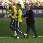 Los jugadores argentinos del Villarreal Gerónimo Rulli y John Foyth recibieron el homenaje de la afición después de proclamarse campeones del mundo con su selección.