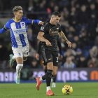Granit Xhaka (d) del Arsenal y Jeremy Sarmiento del Brighton & Hove Albion en el duelo de la Premier League.