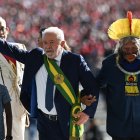 El nuevo presidente de Brasil, Luiz Inácio Lula da Silva (i), saluda con la banda presidencial hoy, durante la investidura, en Brasilia (Brasil)