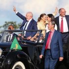 El presidente electo, Luiz Inácio Lula da Silva saluda a sus seguidores durante su investidura