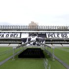 Fotografía del estadio de Vila Belmiro, sede del club del Santos que se prepara para recibir al exjugador Pelé, el lunes 2 de enero, en la ciudad de Santos (Brasil).
