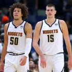 Aaron Gordon (i) y Nikola Jokic (d) firmaron una gran actuación contra los Boston Celtics.