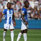 Moises Caicedo (d) estuvo ausente en el último partido de la Premier League ante el Arsenal.