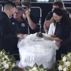 Marcia Aoki, viuda de Pelé, lloran durante el velorio realizado en Vila Belmiro.