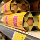 Costo.- Los supermercados y tiendas de alimentación abren con los nuevos precios de los alimentos básicos sin IVA y del aceite y la pasta gravados al 5 %, una medida aprobada por el Gobierno en su última reunión de 2022 y que entra en vigor con el nuevo año. En la imagen, nuevos precios de los alimentos en un supermercado de Madrid. EFE/ Zipi Aragon