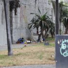 Covachas. En los bajos de la urbanización La Fuente, tres personas en situación de calle han aprovechado el descuido  del lugar para hacer su hogar.