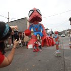 El monigote del personaje del ‘Hombre Araña’ recibe la visita de niños y adultos que llegan para tomarse una foto que cuesta $ 1.