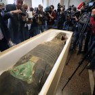 El Cairo. Autoridades de Egipto reciben el sarcófago verde, este lunes 2 de enero de 2023.