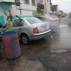 En la 11 y Medardo Ángel Silva hay una docena de lavadores de carros.
