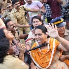 Postura. Dos devotas hindúes protestan contra la entrada de mujeres al templo Sabarimala en Kerala.