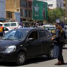 Kabul. Soldados afganos cumplen control alrededor del aeropuerto.