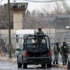 Ciudad Juárez. Elementos policiales se ubican en los perímetros de la cárcel donde hubo un motín.