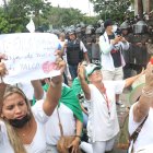 Santa Cruz. Un grupo de mujeres participa en una marcha para pedir al Gobierno la liberación del gobernador opositor Luis Fernando Camacho.