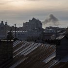 Kiev. Una columna de humo ladea un edificio, tras un ataque ayer.