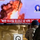 Seúl. Varias personas observan una pantalla que emite imágenes del misil lanzado por Corea del Norte, en noviembre de 2022.