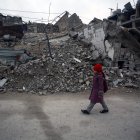 Damasco. Una niña dirigiéndose a su casa en las cercanías pasa por una zona de desastre.