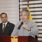 Cáceres. El presidente Guillermo Lasso junto con su canciller Juan Carlos Holguín, en una rueda de prensa en la sala protocolar del Aeropuerto Mariscal Sucre, en Quito.