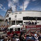Un camión de bomberos que transporta el féretro con el cuerpo de la leyenda del fútbol Edson Arantes do Nascimento "Pelé encabeza hoy el cortejo fúnebre que recorrerá algunas calles de la ciudad, rodeado de miles de aficionados, en dirección al cementerio donde será enterrado el tres veces campeón mundial, en Santos (Brasil).