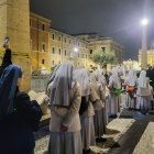 La basílica de San Pedro en el Vaticano acoge por segundo día la capilla ardiente del papa emérito Benedicto XVI, fallecido el pasado sábado a los 95 años.
