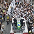Un camión de bomberos transporta el féretro con el cuerpo de Pelé, que partió este martes 3 de enero del estadio Vila Belmiro.
