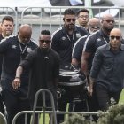 Ze Roberto (izquierda adelante) cargó el féretro de Pelé hasta el centro campo en Vila Belmiro.