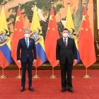 El presidente Lasso junto al mandatario de China Xi Jinping, en su encuentro que marcó el inicio de las negociaciones del TLC.