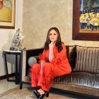 Pierangela Sierra, desde su casa en Quito, posando para el lente de EXPRESIONES.