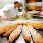 Trabajo.- Un panadero elaborando el pan baguette.