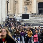 Fieles abandonan la Basílica de San Pedro después de presentar sus respetos al difunto Papa Emérito Benedicto XVI