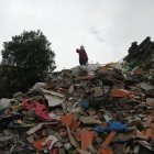 riesgo. Ladera abajo, hay toneladas de desechos de construcción